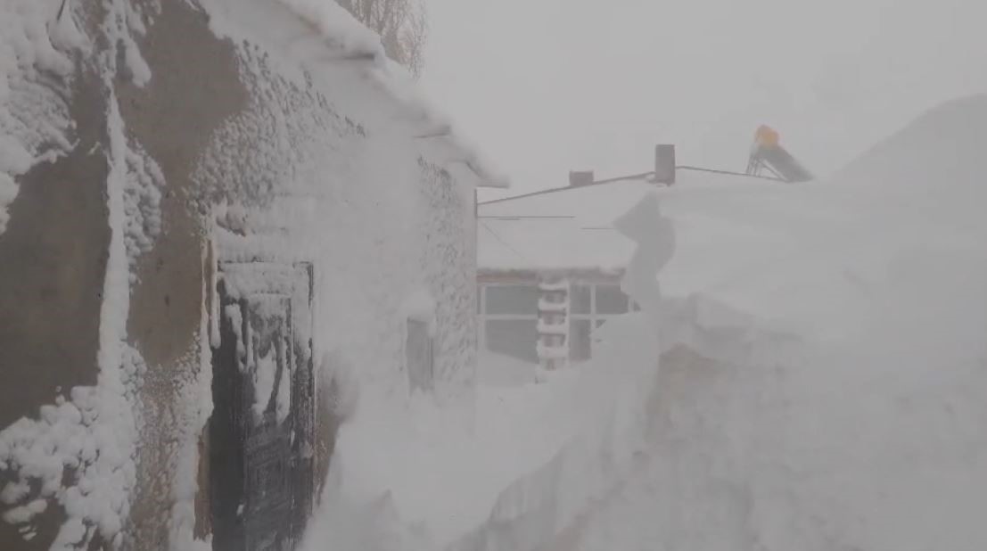 Sivas'ta kar kalınlığı 3 metreyi buldu