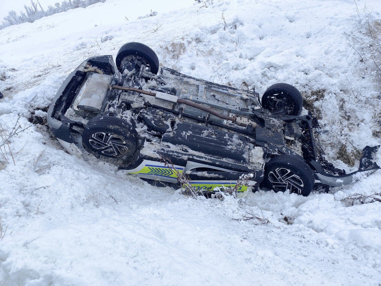 Sivas yolunda polis aracı şarampole yuvarlandı