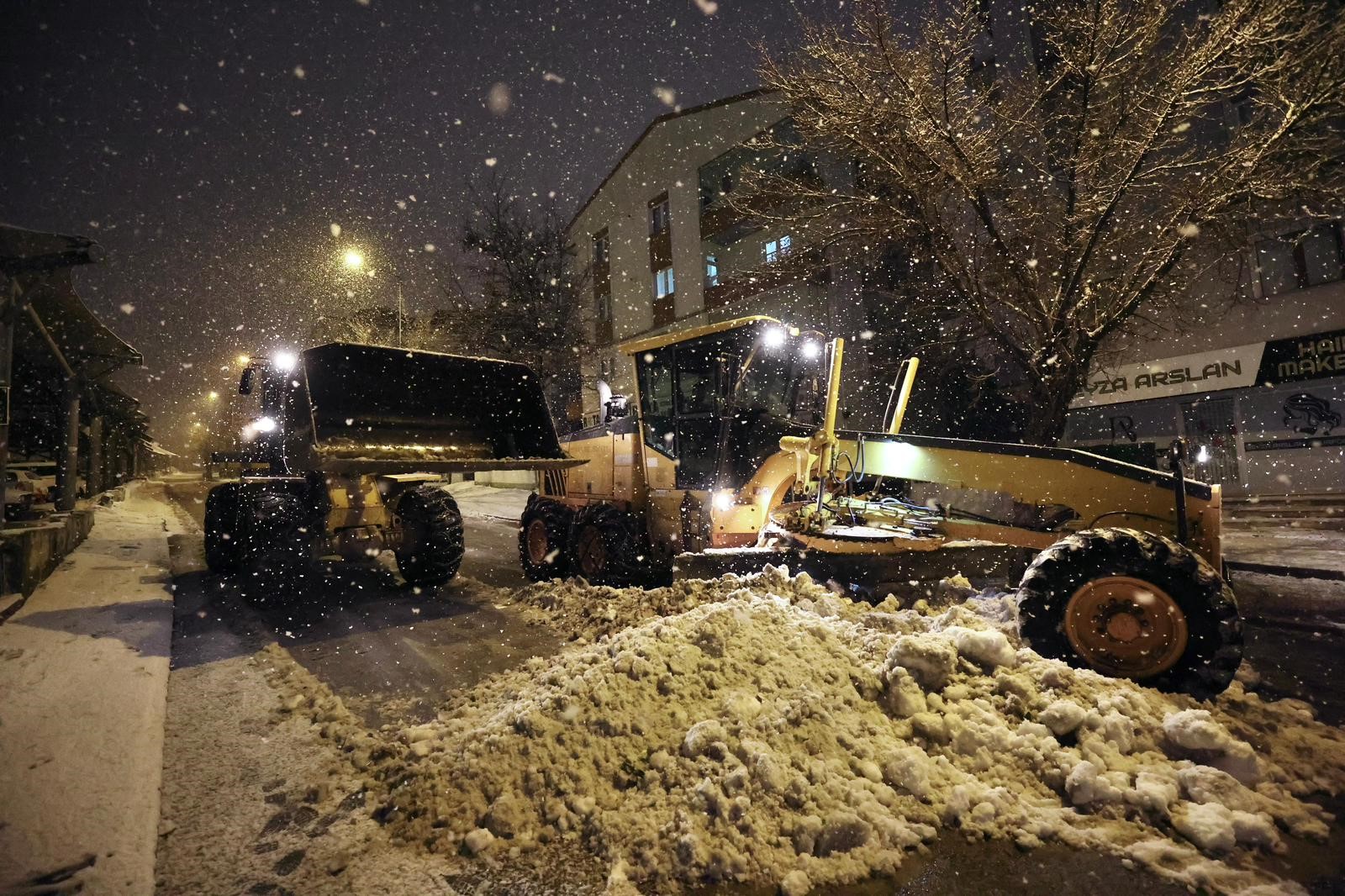 Sivas'ta karla mücadelede 778 personel sahada