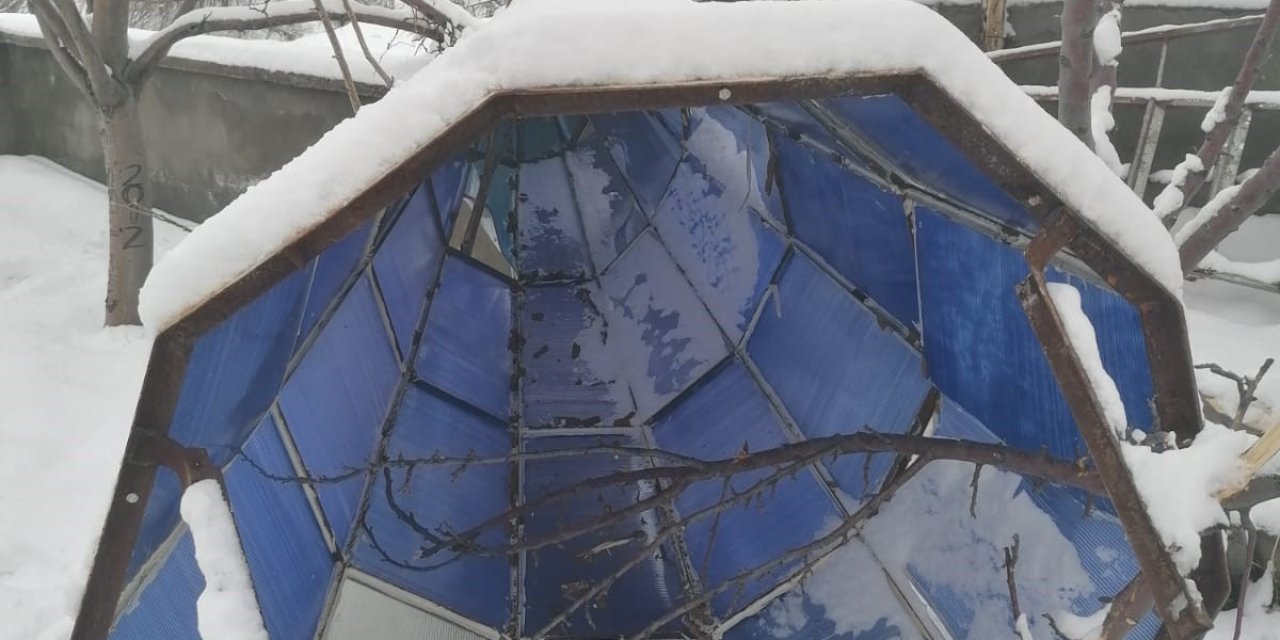 Sivas'ta şiddetli rüzgar cami minaresinin külahını uçurdu