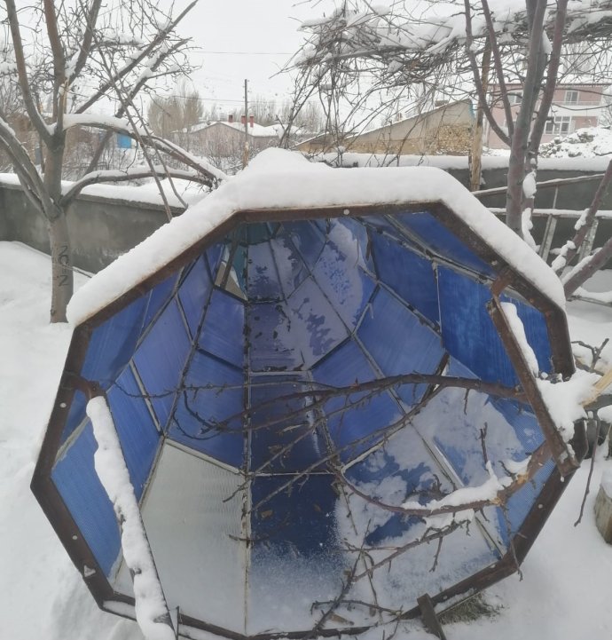 Sivas'ta şiddetli rüzgar cami minaresinin külahını uçurdu