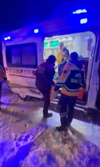 Sivas'ta karla kaplı köy yolunda hasta için seferberlik