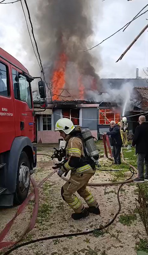 Tek katlı ev alevlere teslim oldu