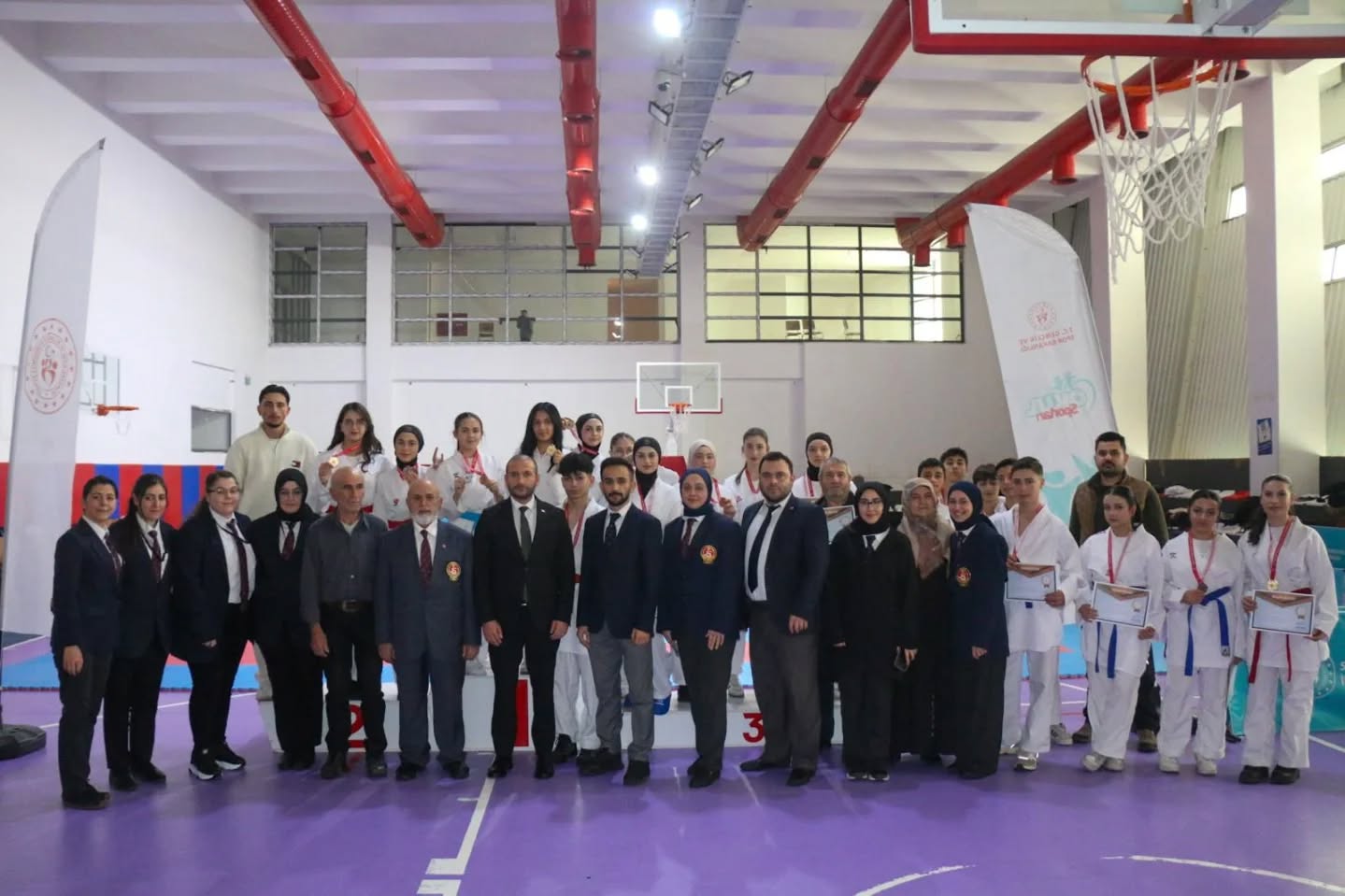 Genç karateciler tatamiye damga vurdu