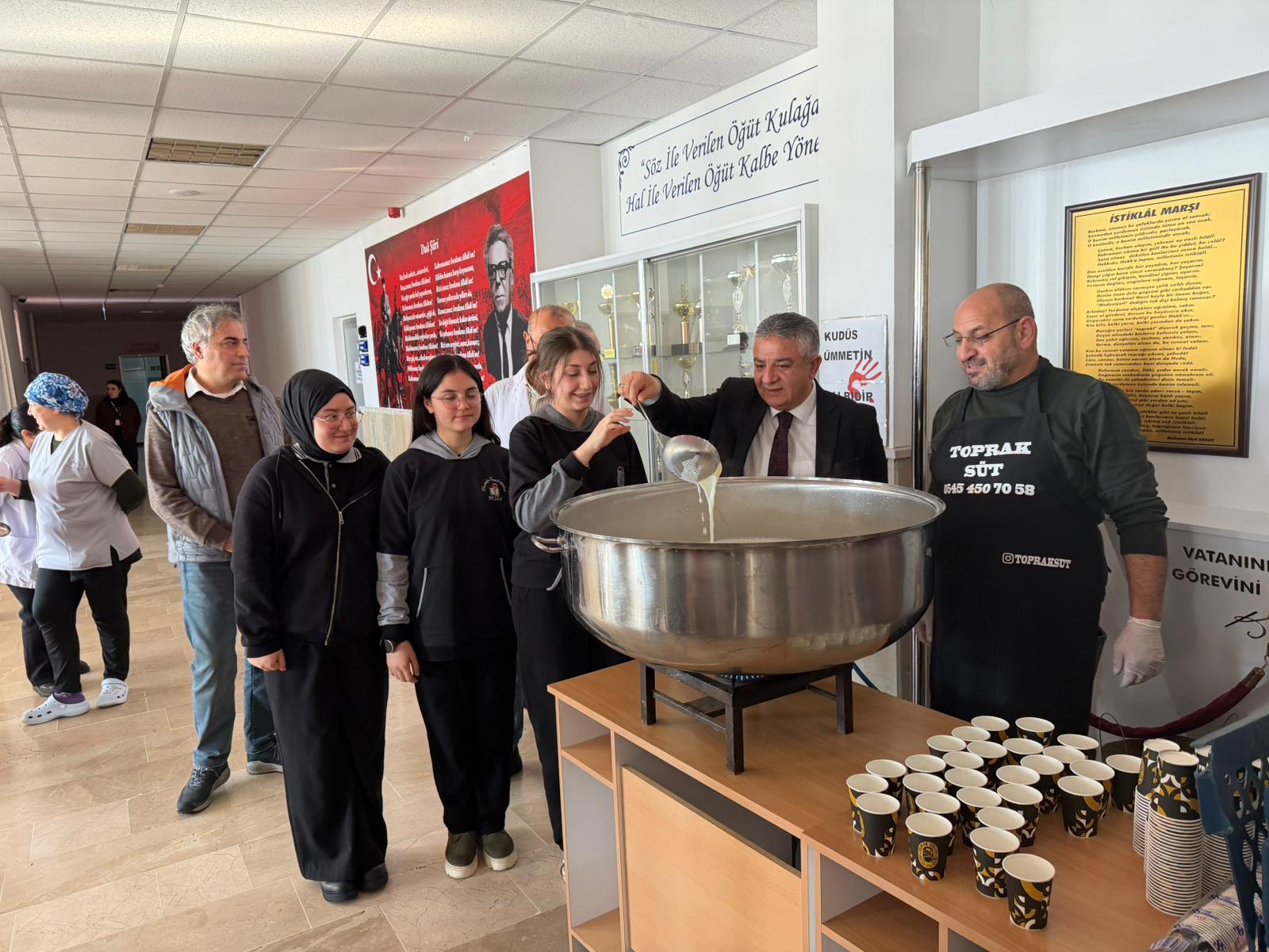 Öğrencilere süt ve simit sürprizi