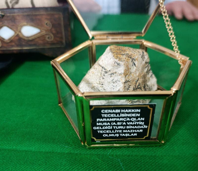 Miraç Gecesi’nde Şarkışla’da duygu dolu anlar… Mukaddes emanetlere akın ettiler!