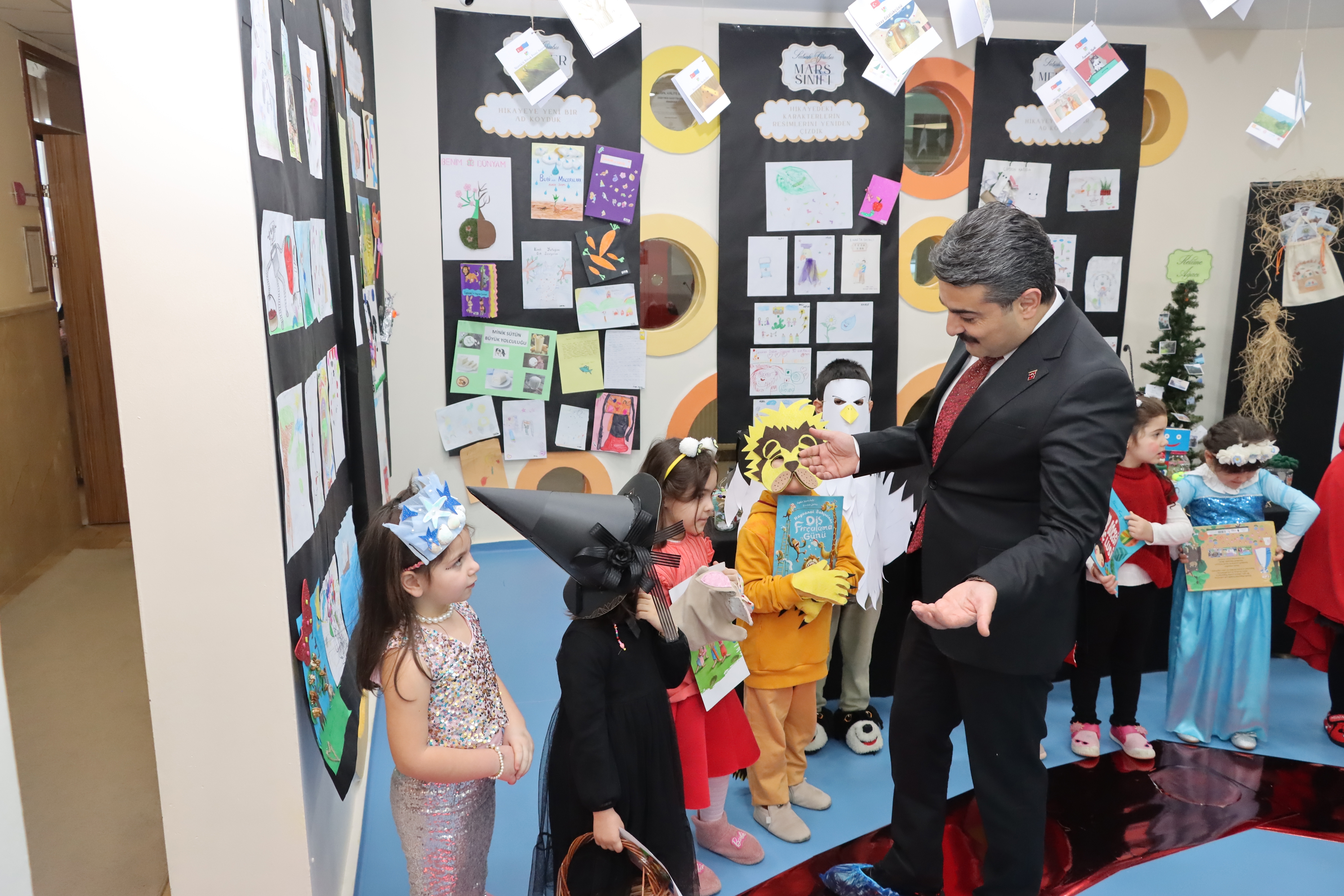 Miniklerden “Heybemdeki Kitap” sergisi