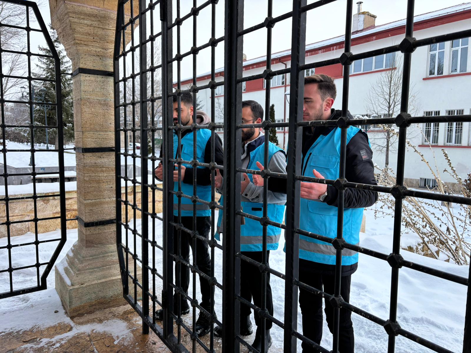 Sivas’ta yurt öğrencileri Kadı Burhaneddin Türbesi’ni ziyaret etti