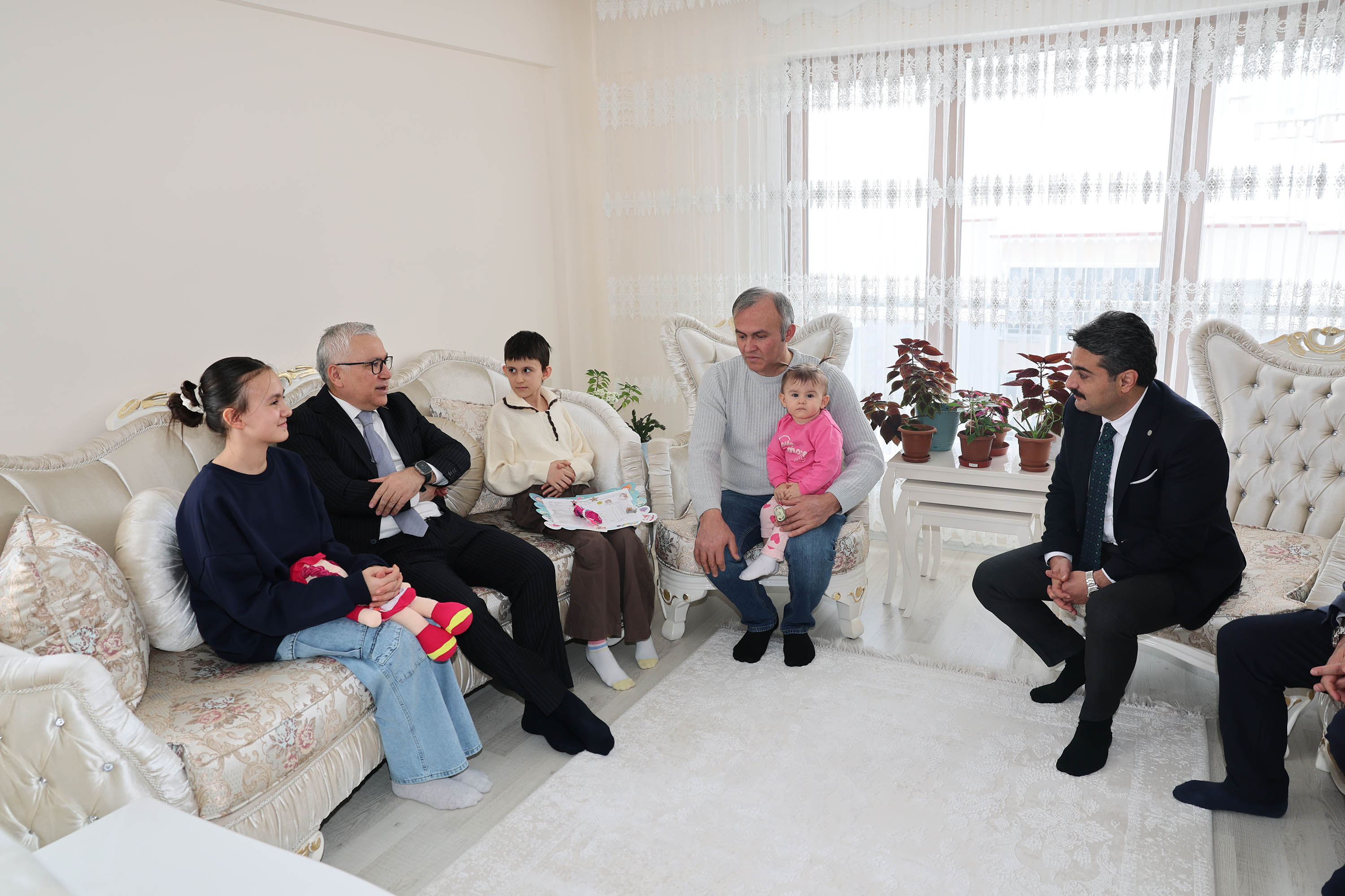 Vali Şimşek’ten evde eğitim alan öğrencilere karne ziyareti