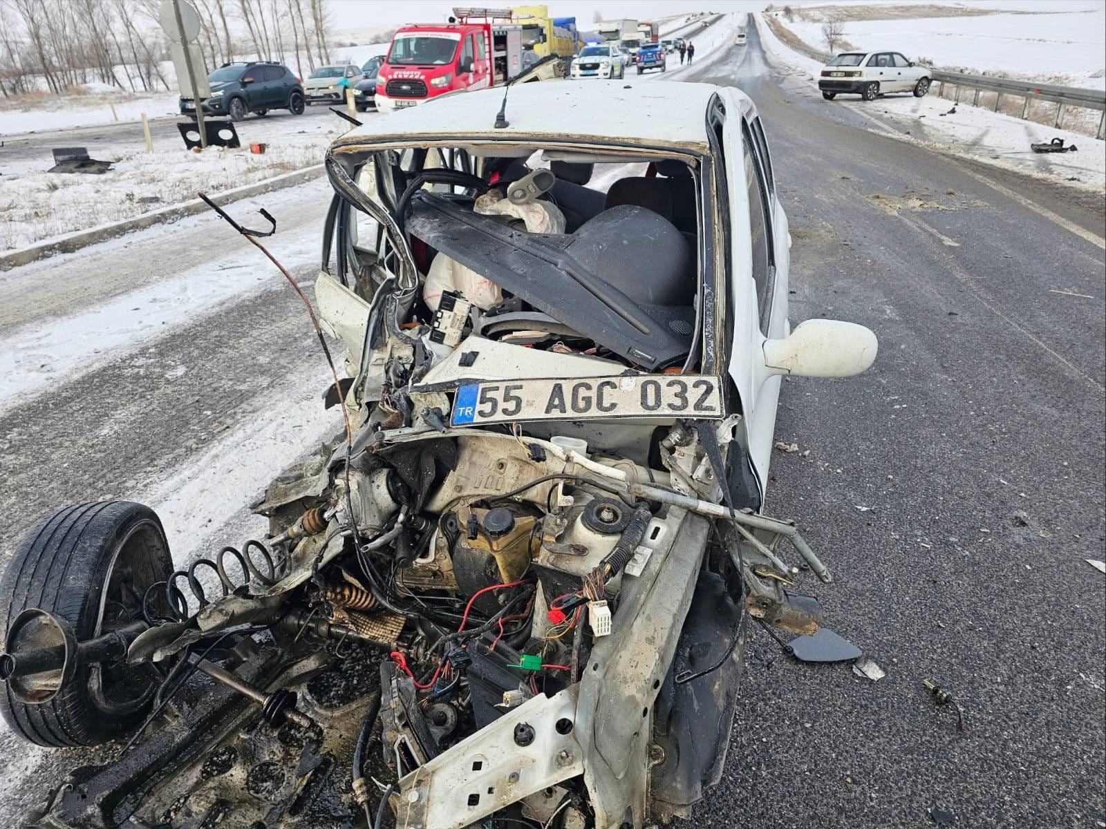 Yozgat-Sivas yolunda 3 aracın karıştığı kazada 3 kişi yaralandı