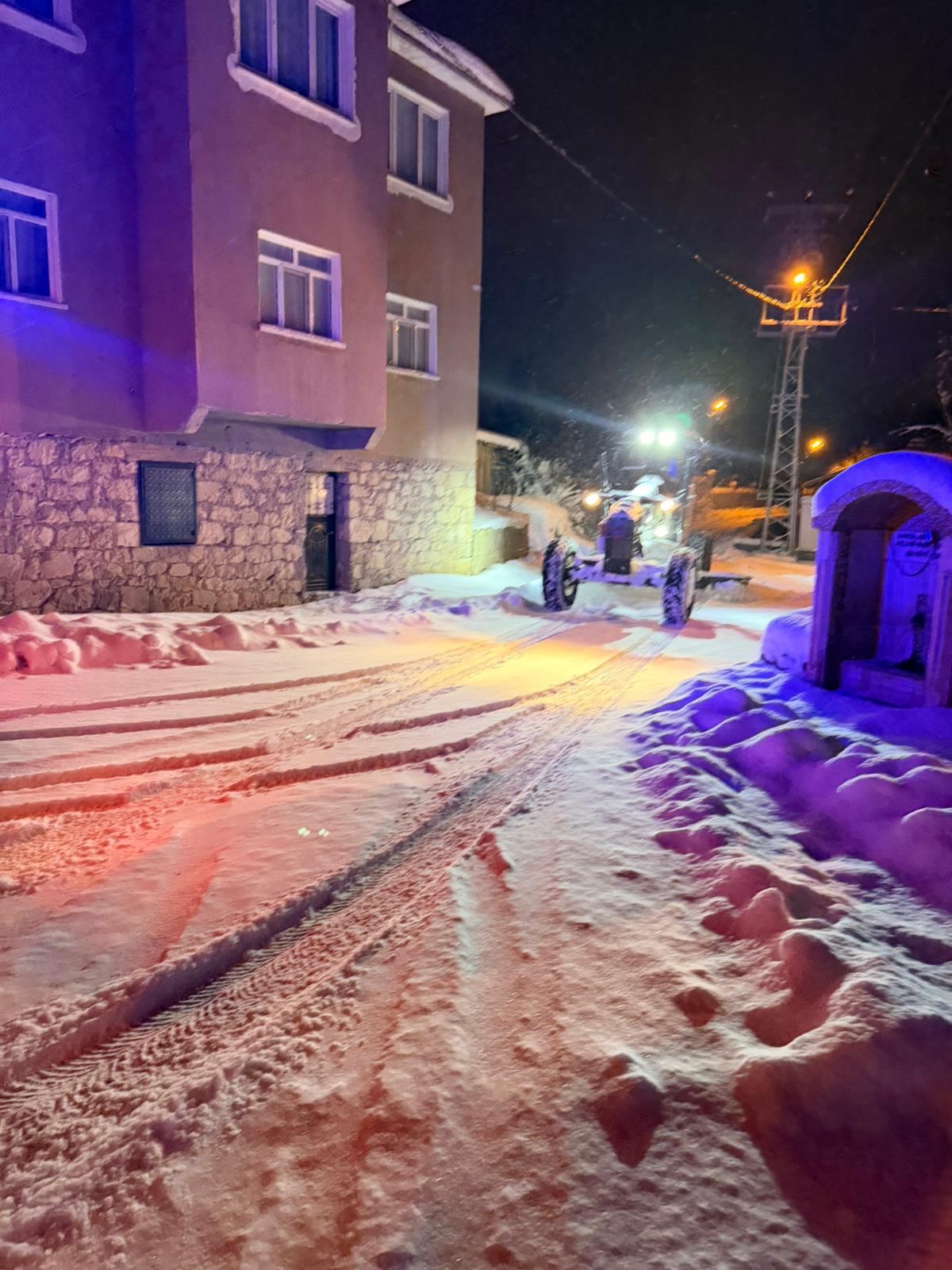 Karla kapanan köy yolunda hasta seferberliği