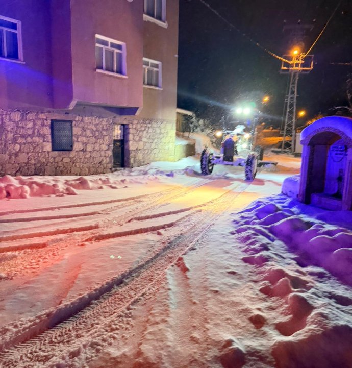 Karla kapanan köy yolunda hasta seferberliği