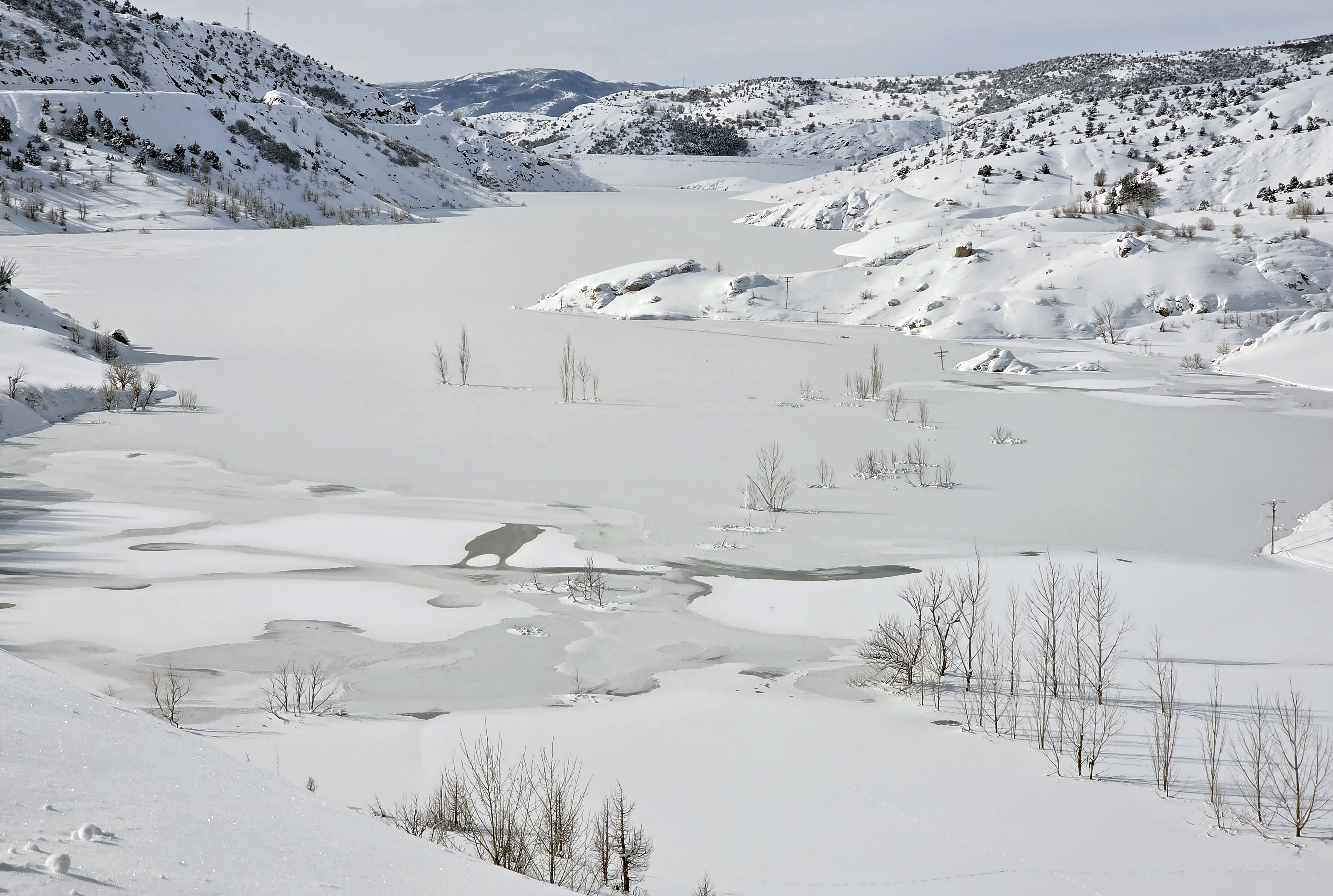 Sivas'ta Pusat-Özen Barajı'nın yüzeyi buz tuttu