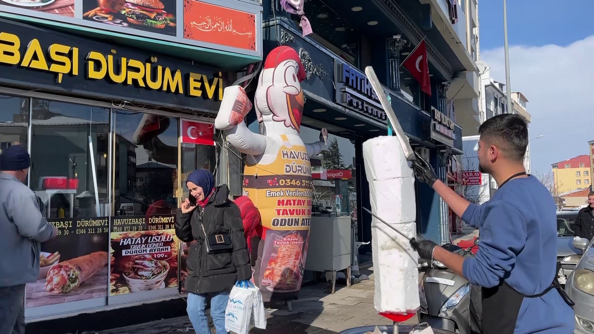 Sivaslı döner ustasından soğuk havaya sıcak espri
