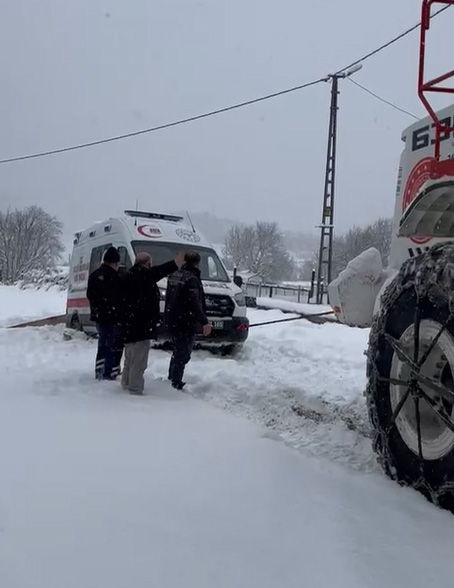 Karda yolda kalan ambulansı ekipler kurtardı