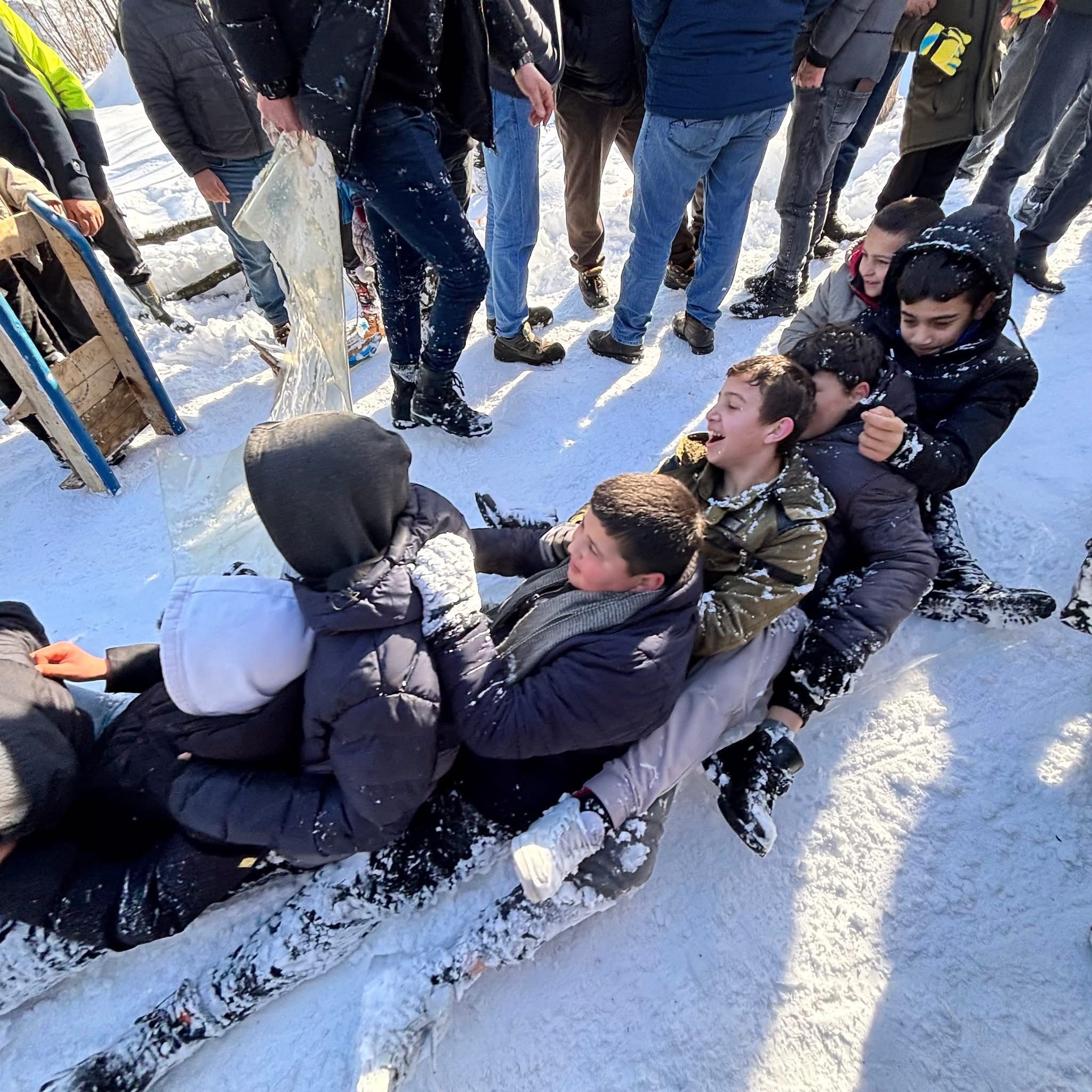 150 kişi, zincir oluşturup poşetle kaydı