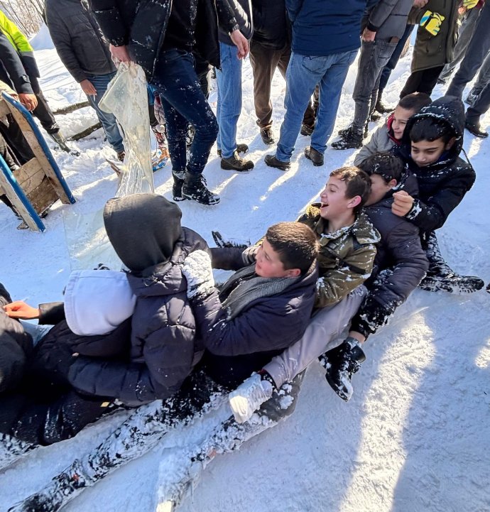 150 kişi, zincir oluşturup poşetle kaydı