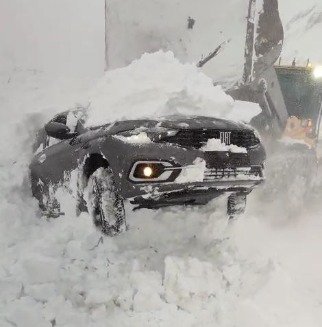 Otomobil tipide kara gömüldü