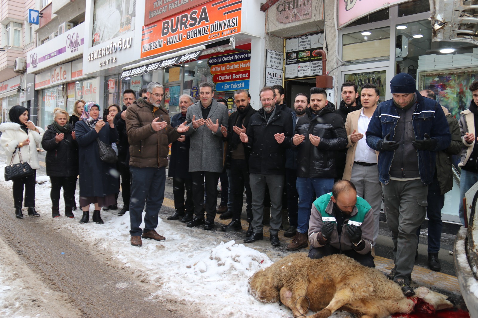 Mazbatasını aldı, kurban keserek göreve başladı