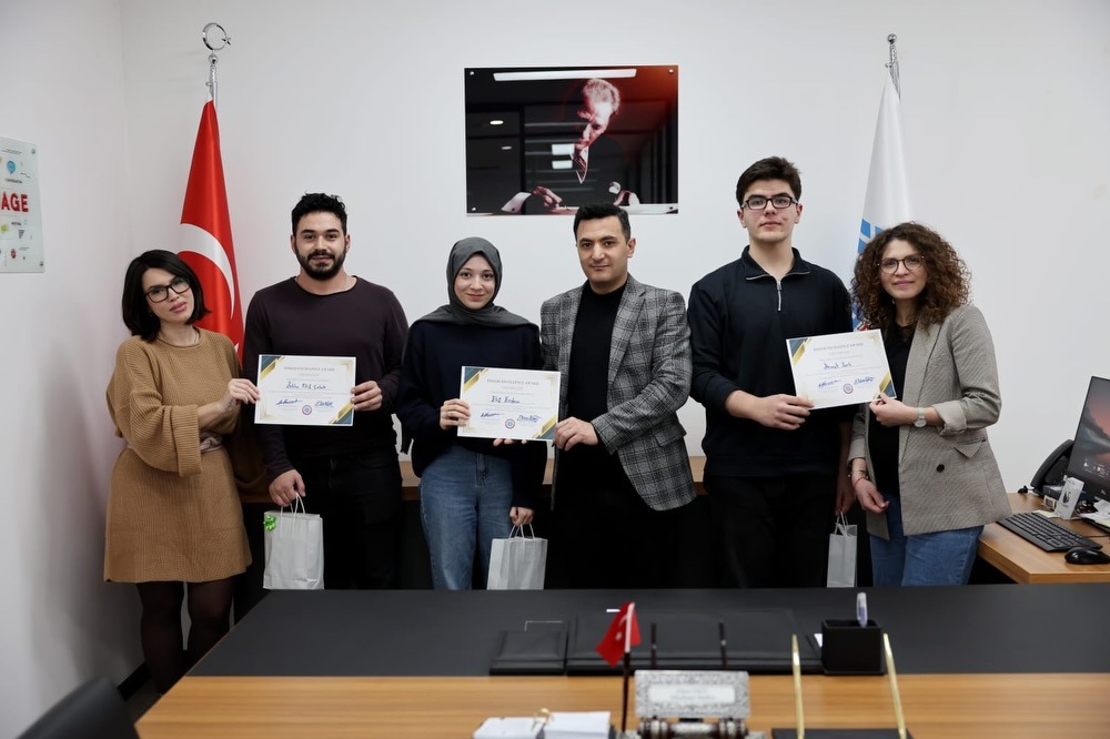 SBTÜ'de İngilizce başarısı belgelendi