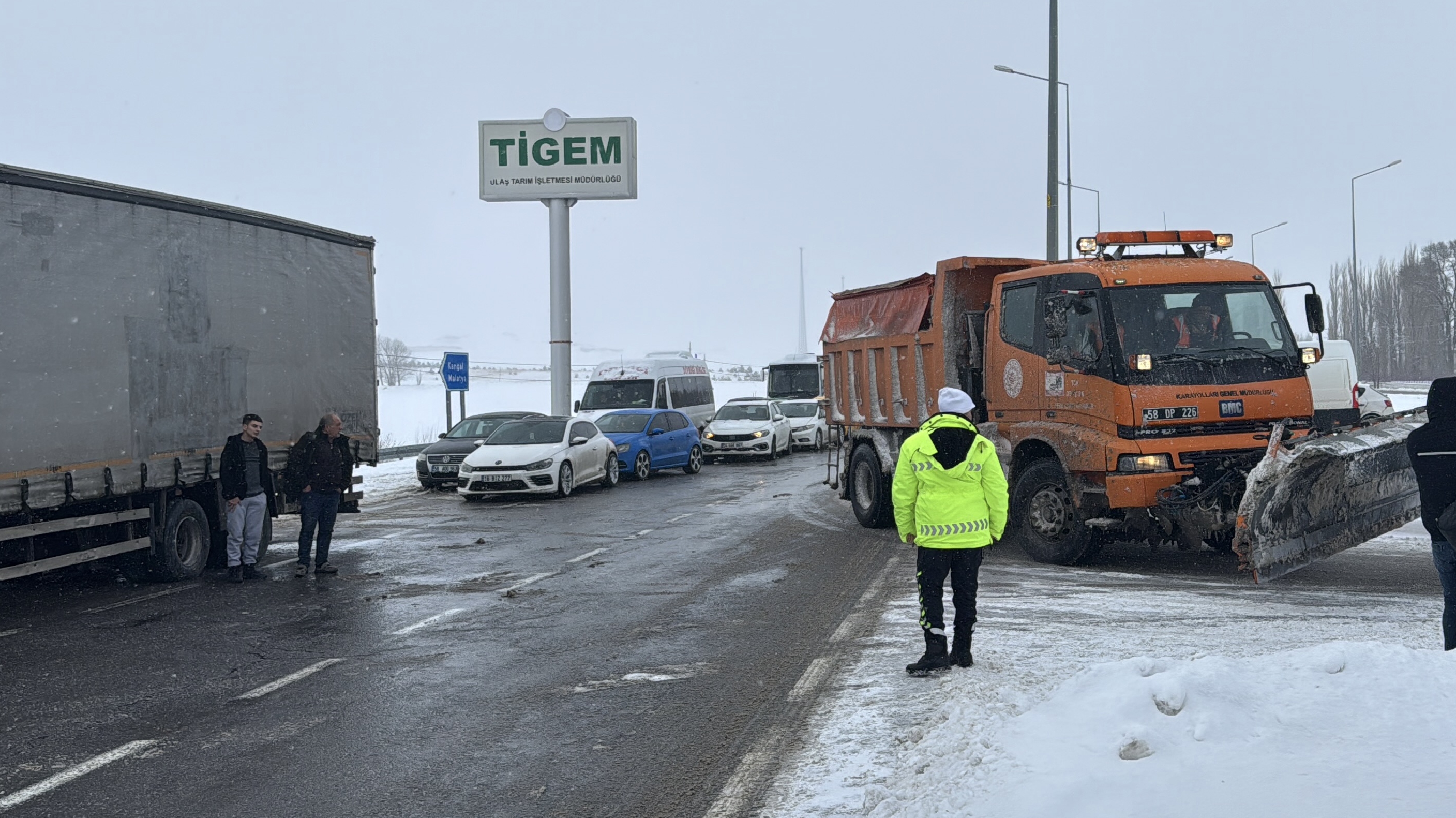 Kar ve tipi nedeniyle kapanan Sivas-Malatya kara yolu ulaşıma açıldı