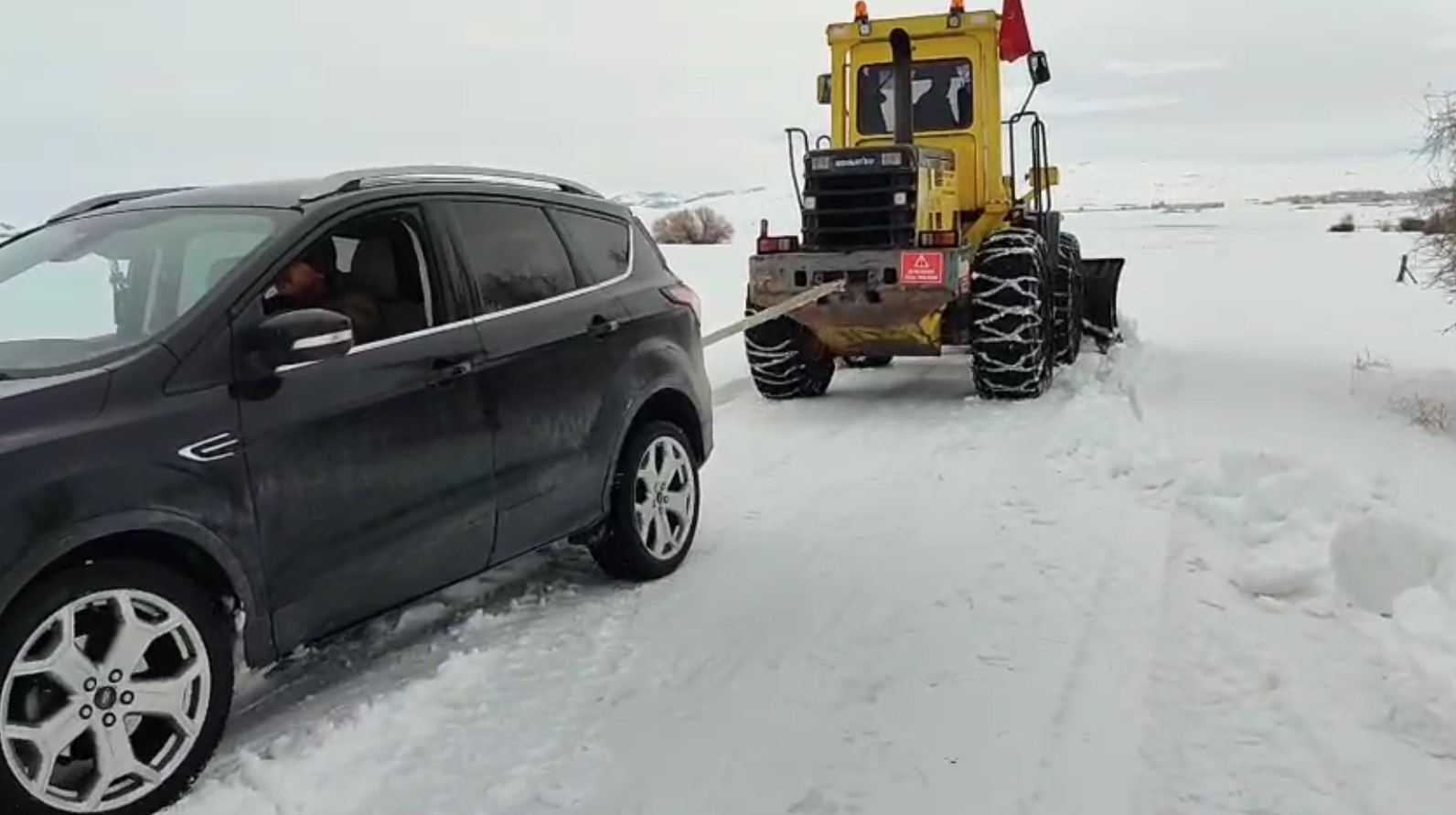 Yolda kalan sürücülerin imdadına ekipler yetişti