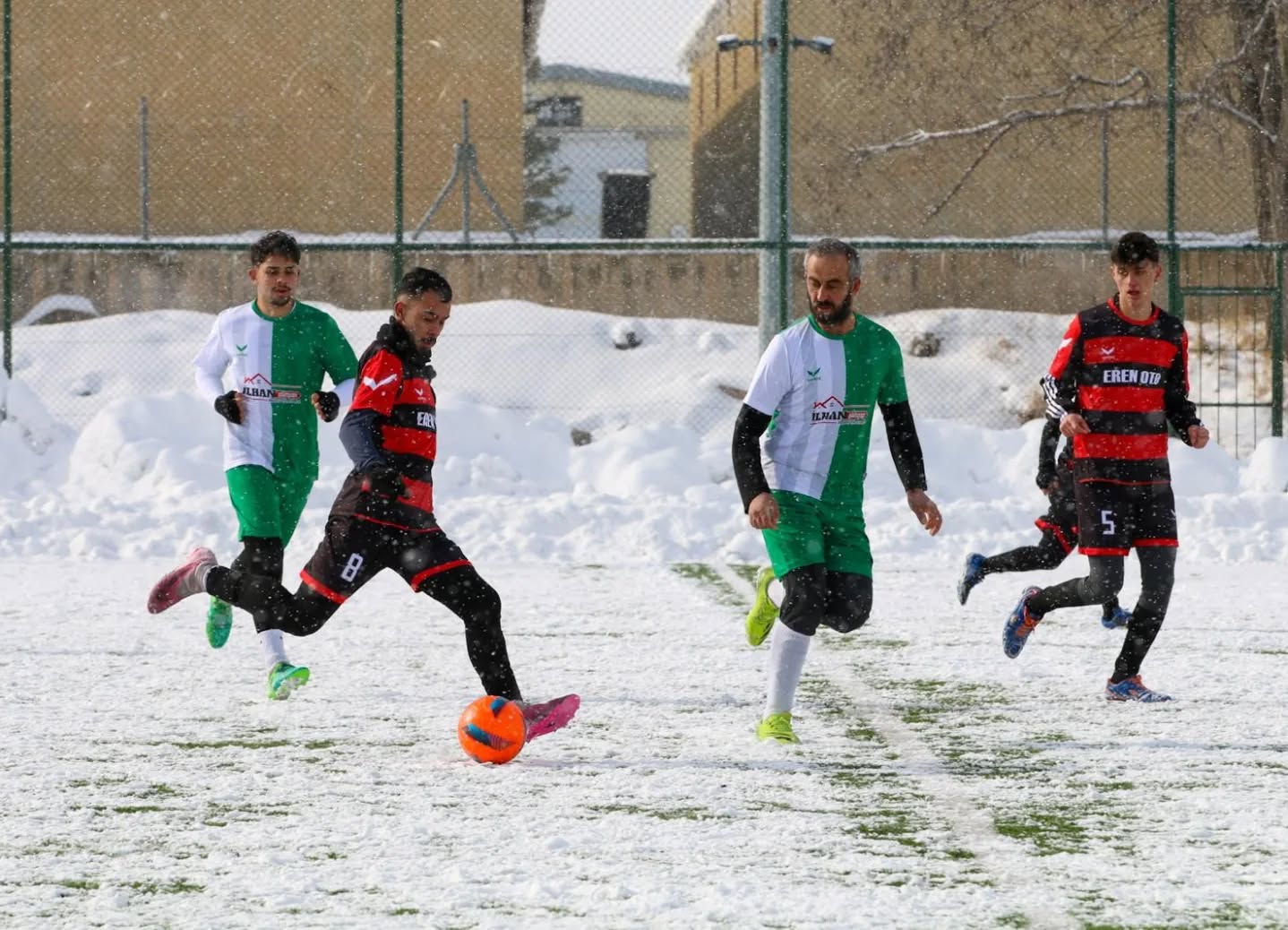Kar, soğuk, futbol: Köyler sahada buluştu