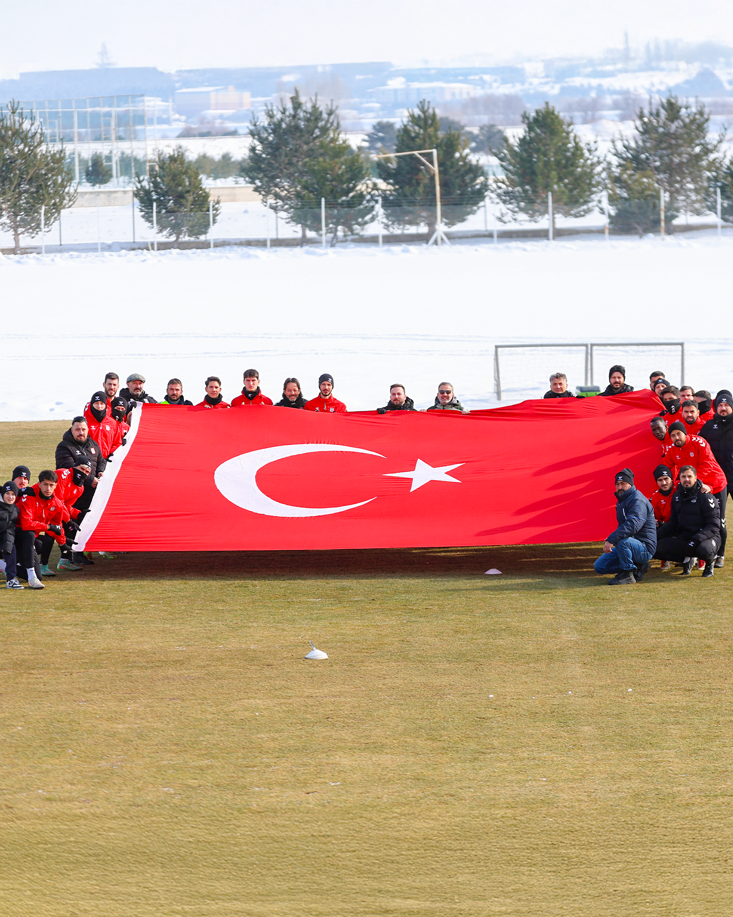 Sivasspor’dan Türk bayrağına yönelik saldırıya Türk bayraklı tepki