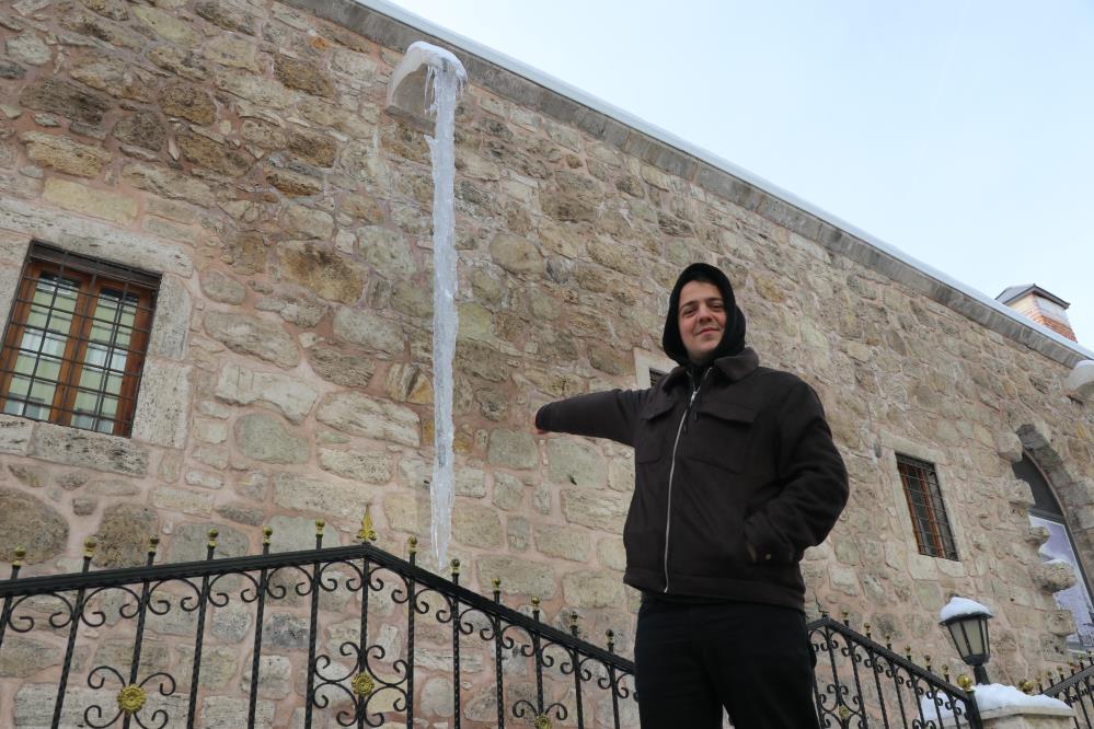 Sivas'ta dondurucu soğuklar tarihi hanı buzla kapladı