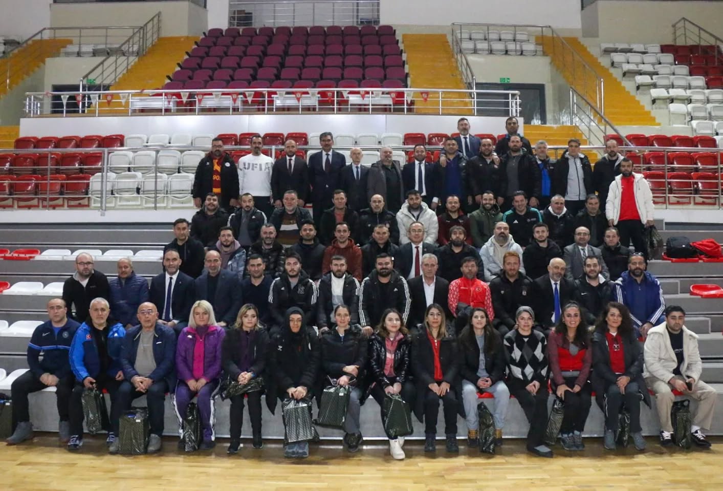 Antrenörlere moral ve malzeme desteği