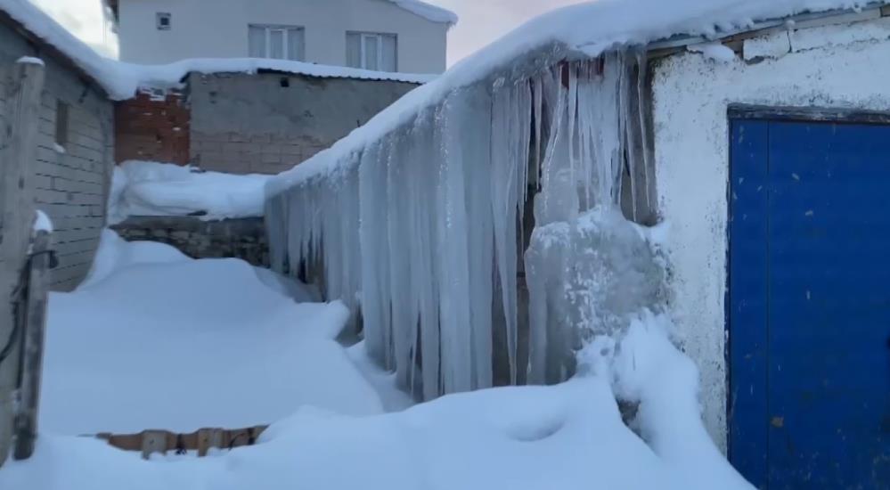 Sivas’ta bina boyunu aşan kar Kamçatka’yı aratmadı