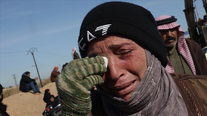 Hapishane önünde sevdiklerini arıyorlar