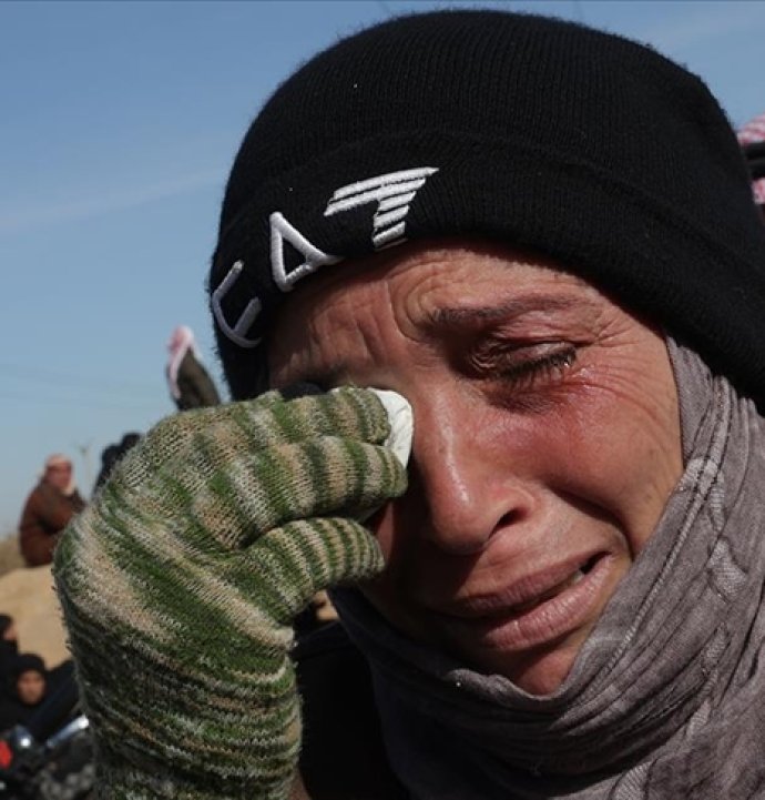 Hapishane önünde sevdiklerini arıyorlar