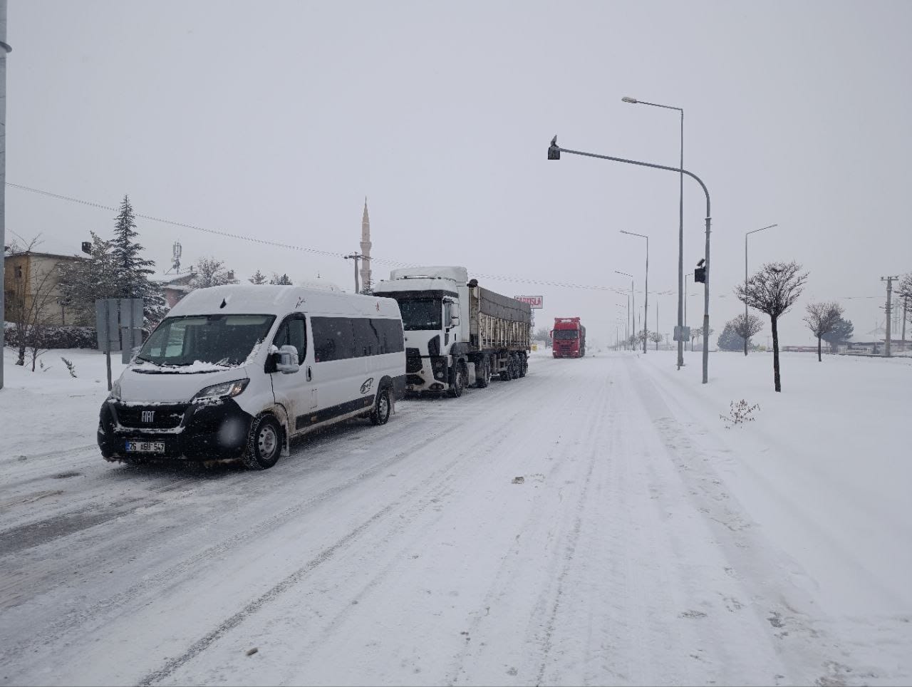 Sivas’ta kar ve tipi ulaşımı felç etti