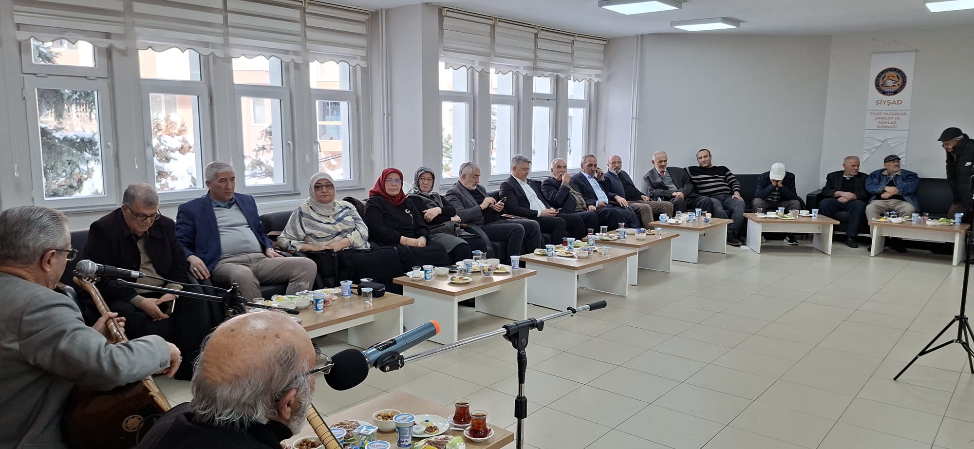 Âşıklar sahnede, çınarlar dinledi