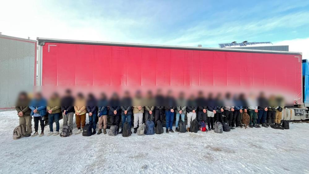 Sivas’ta tırın dorsesinde yakalandılar