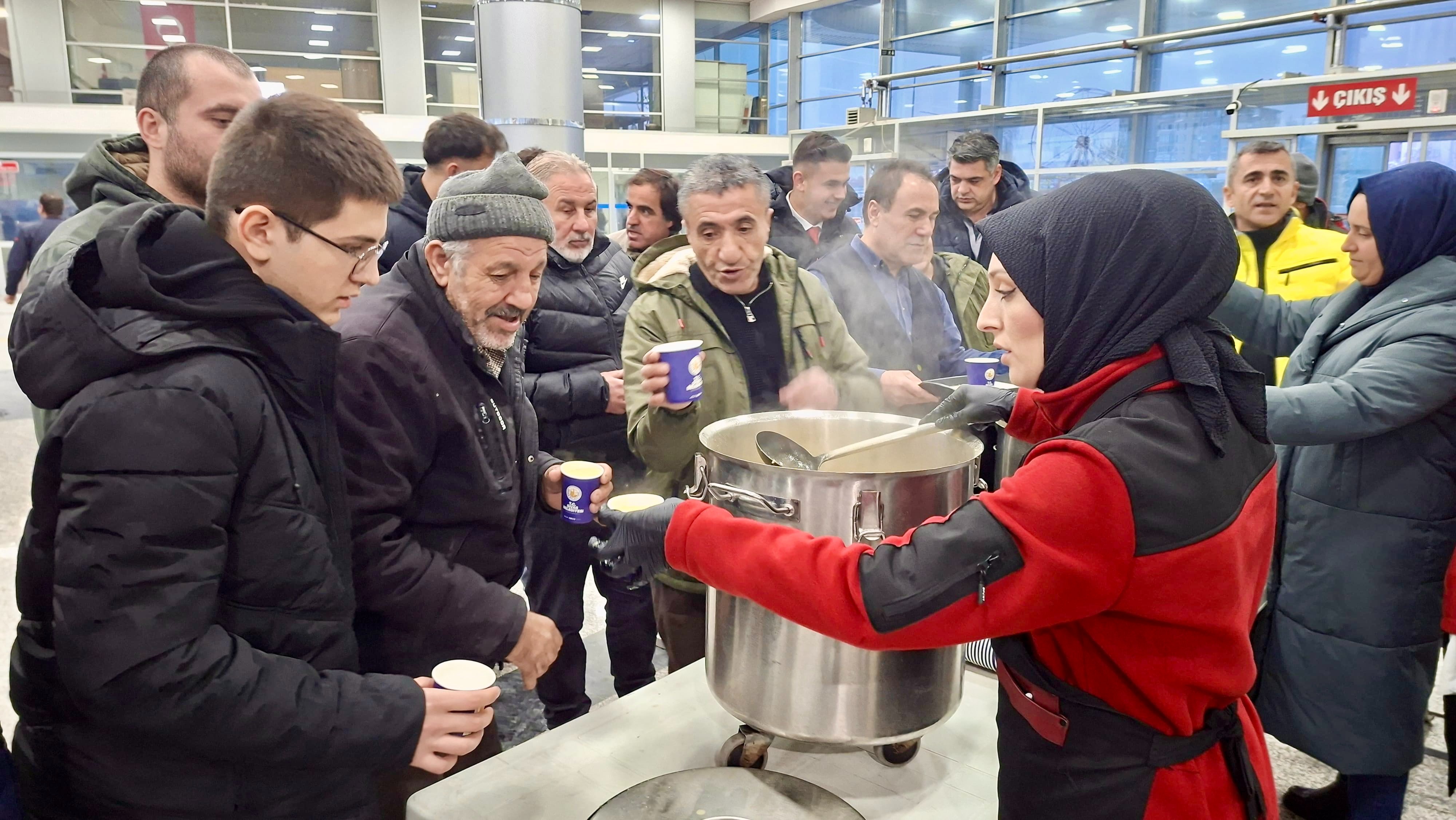 Sivas’ta terminalde kalan yolculara sıcak çorba ikramı
