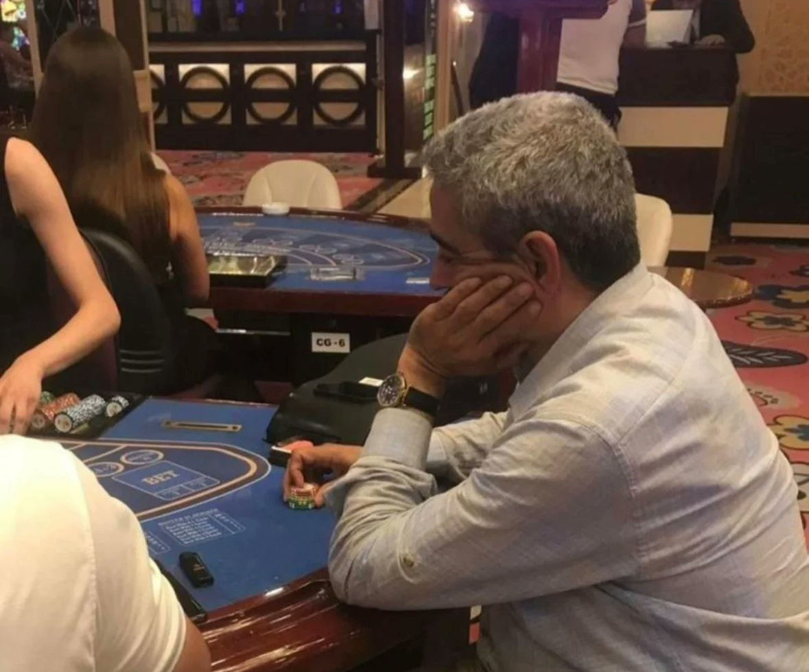 Emeklilere “şükürsüz” dedi, kumar masasında görüntülendi: Görevden alındı