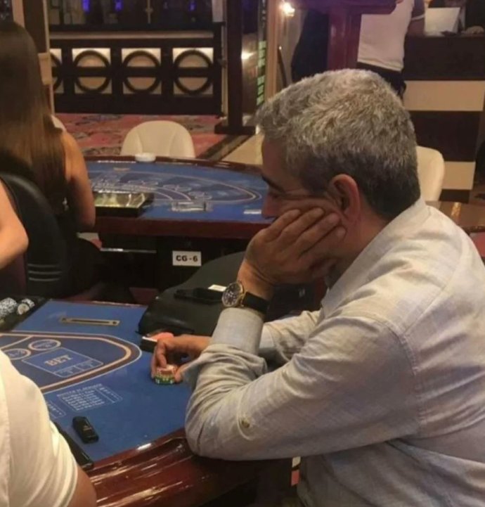 Emeklilere “şükürsüz” dedi, kumar masasında görüntülendi: Görevden alındı