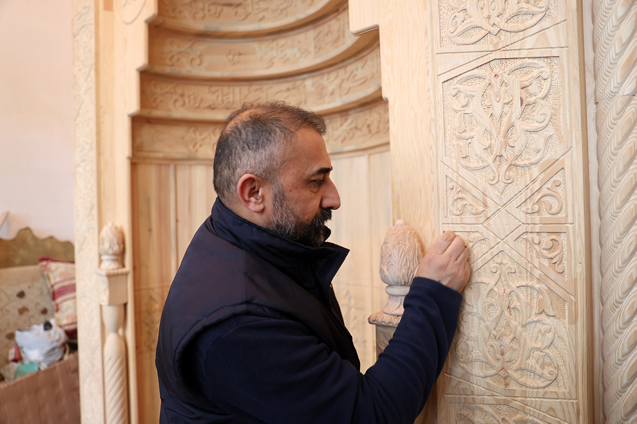 Sivaslı ahşap ustası, Selçuklu motiflerini 8 ayda mihraba işledi