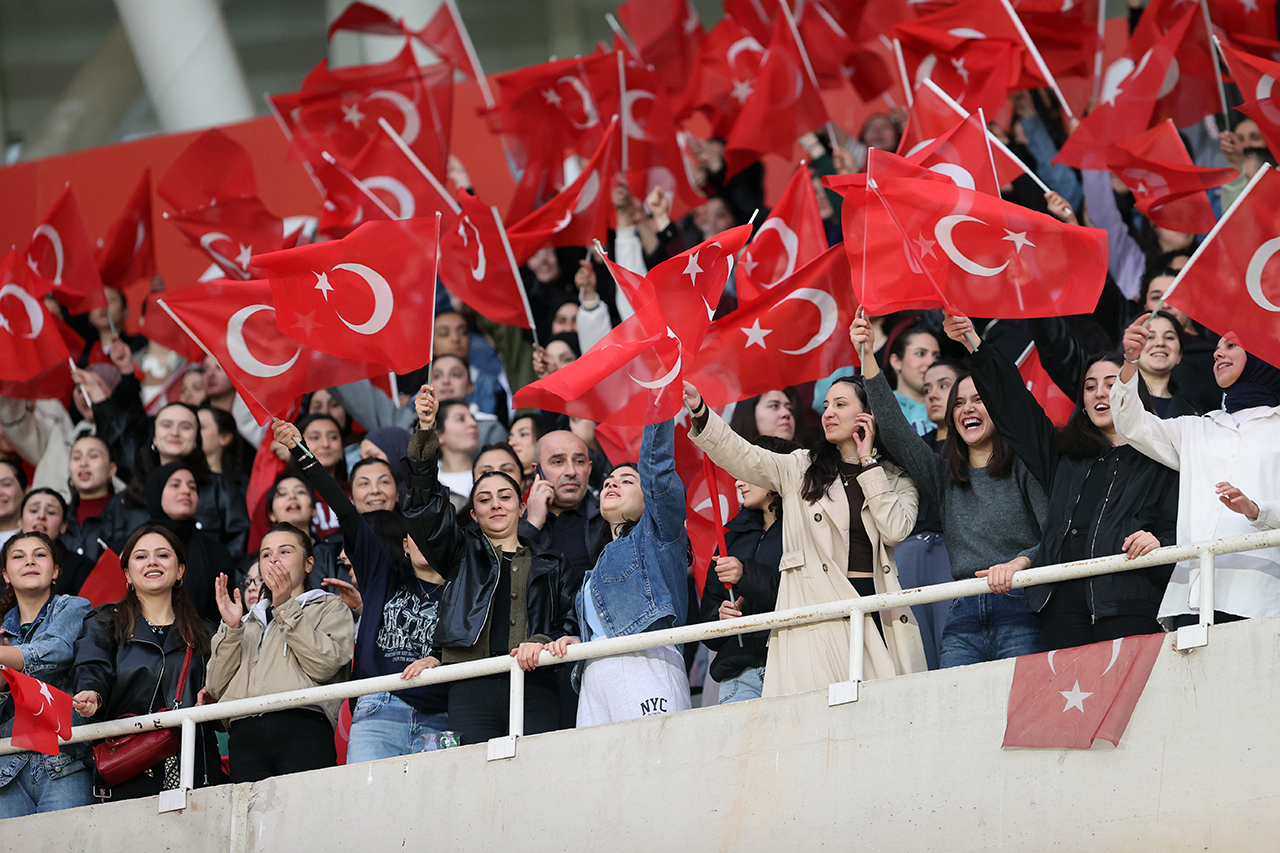 Sivas'ta stadyum bayraklarla donatılsın!