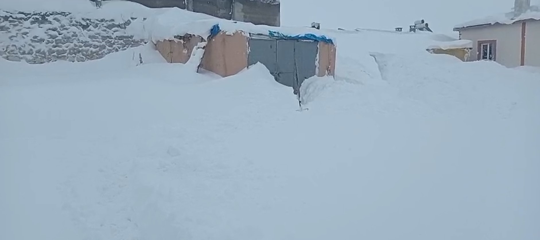 Sivas’ta kar esareti! Ahır kapısını bulmak için 2 saat kazdı