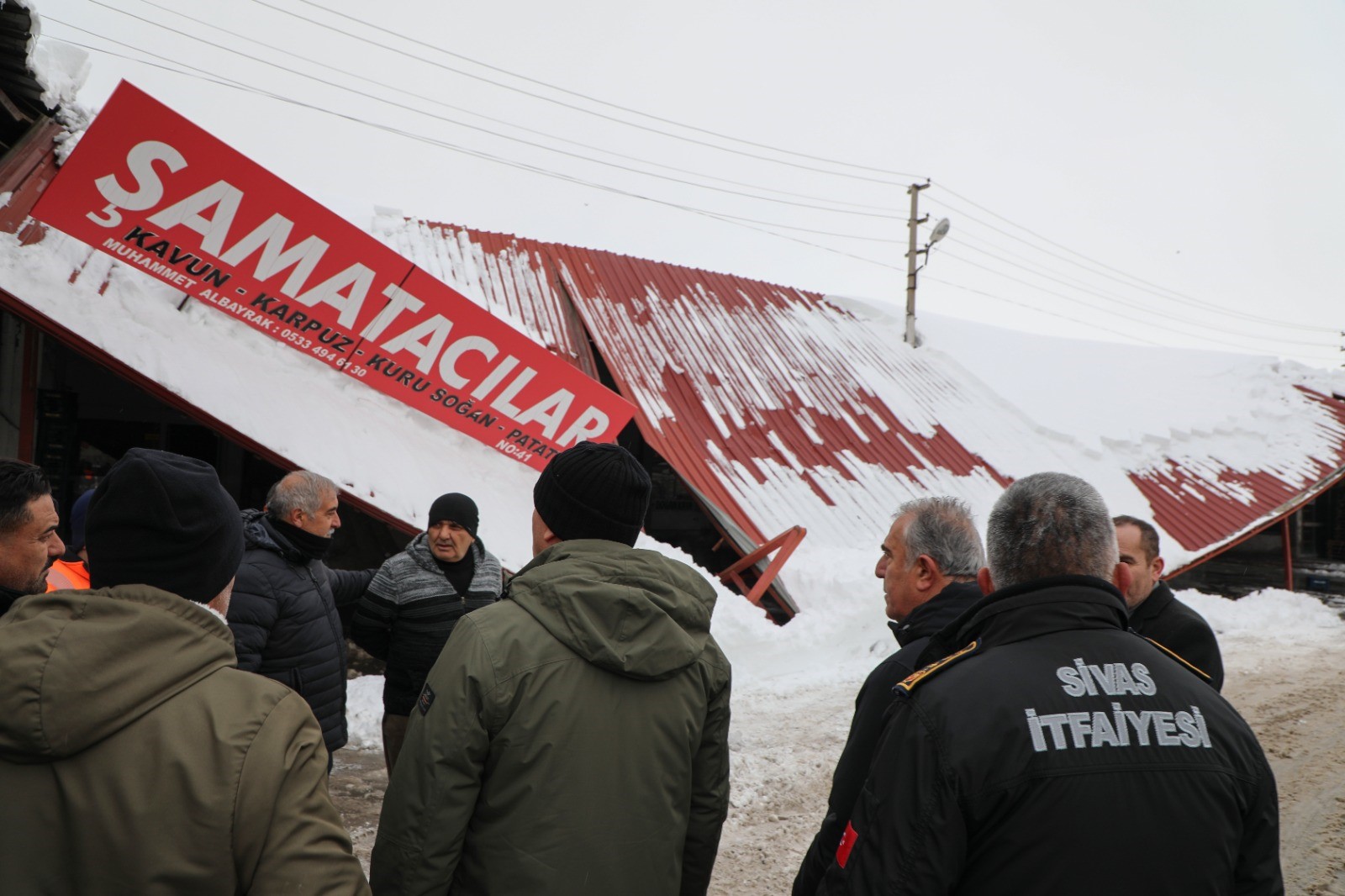 Sivas’ta yoğun kar nedeniyle hal esnafının sundurmaları çöktü