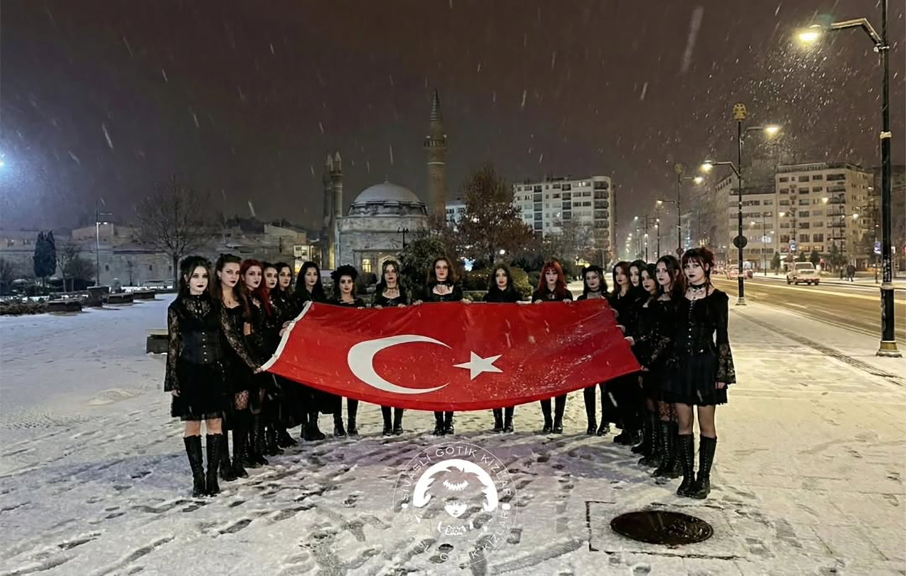 Sivaslı Gotik Kızlar dev bayrak açtılar, sosyal medyada gündem oldular
