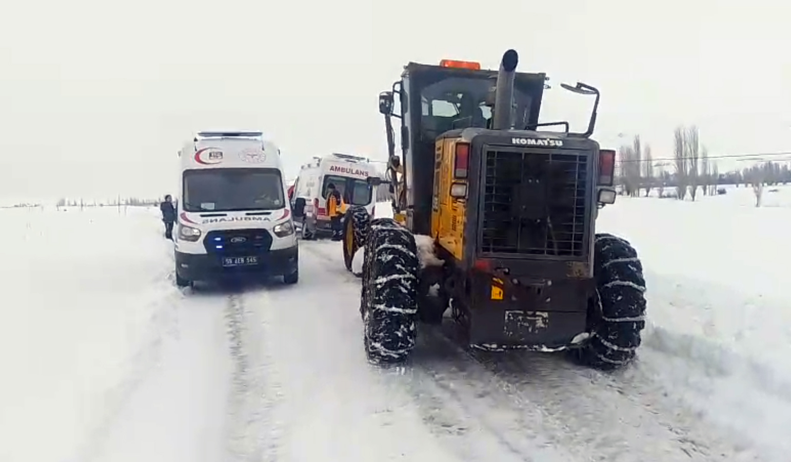 Sivas’ta hasta almaya giden sağlık ekibi karda mahsur kaldı