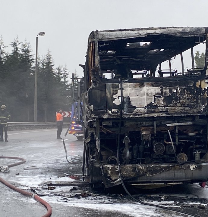 Yolcu otobüsü alev alev yandı
