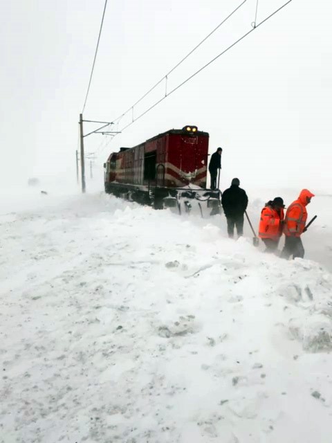Kar yağışı Sivas’ı vurdu karayolu da demiryolu da kilitlendi