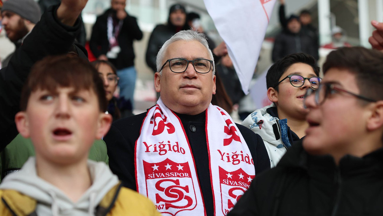 Soğuk günlerde Vali Şimşek’ten Sivasspor taraftarına kaşkol jesti