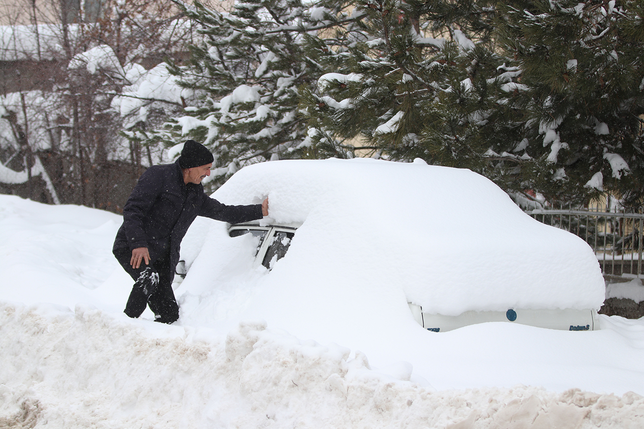 Sivas'ta kar yağışı etkili oluyor