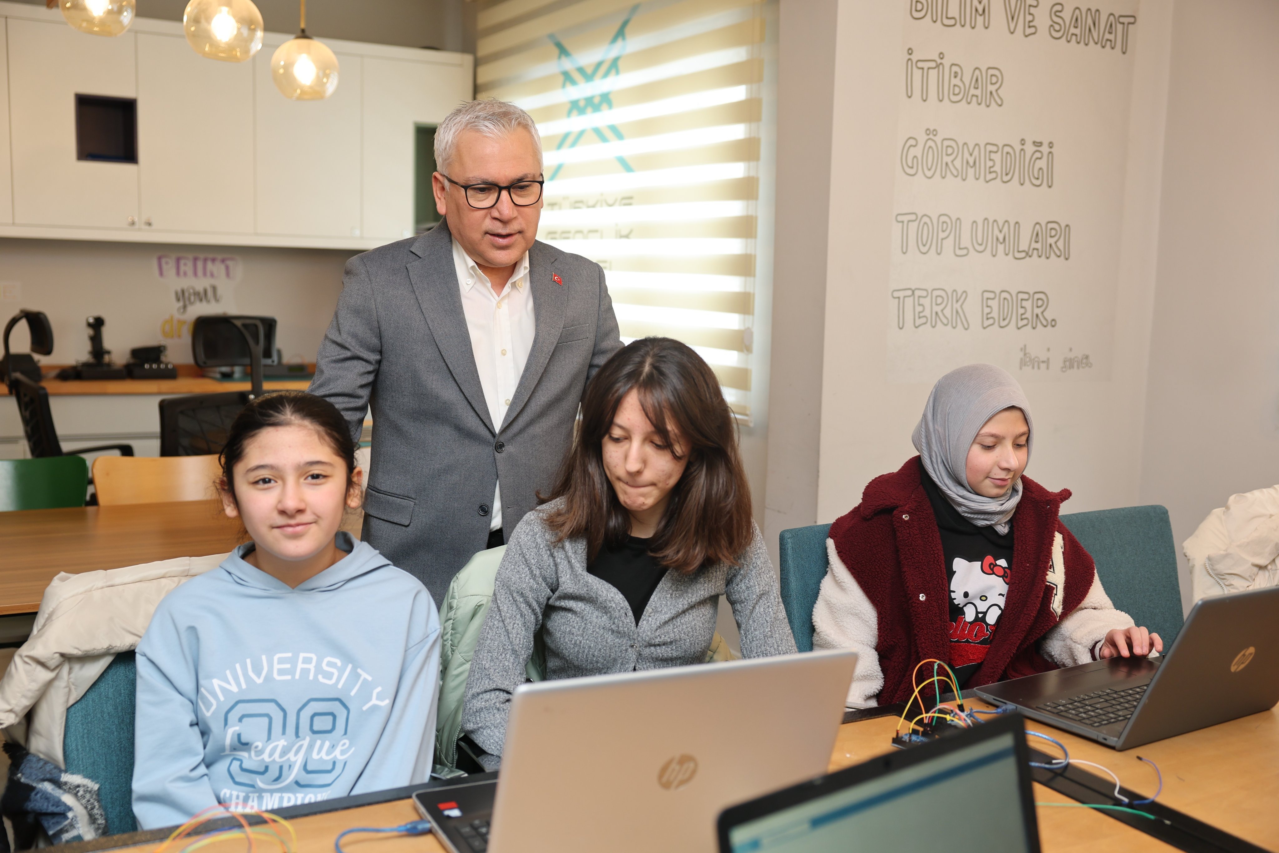 Vali Şimşek, TÜGVA Sivas İl Temsilciliğini ziyaret etti